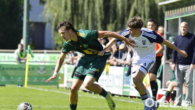 Die DJK Ammerthal will im Verfolgerduell gegen die SpVgg Jahn Forchheim die Positivserie des Gegners beenden. Das wird nur mit viel Einsatz gehen, wie Jan-Luis Knisch (links/Szene aus dem Spiel gegen Schwabach) schon mal vormacht. Bild: Hubert Ziegler