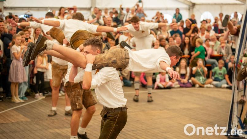 Am Sonntag wurde im Festzelt der Kirwabaum ausgetanzt, besondere Einlagen inklusive. Bild: eRpunkt Fotografie/exb