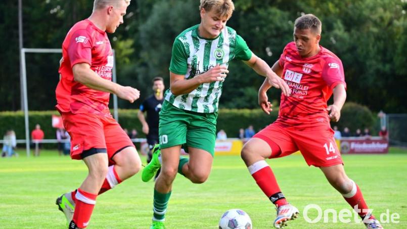 Christian Zimmermann (mi.) und der SV Mitterteich sind im Heimspiel gegen Saas Bayreuth gefordert, während es für die Waldershofer Lukas Fürst (links) und Fabian Schöffel (rechts) zur SpVgg Saalestadt geht. Bild: Schrems
