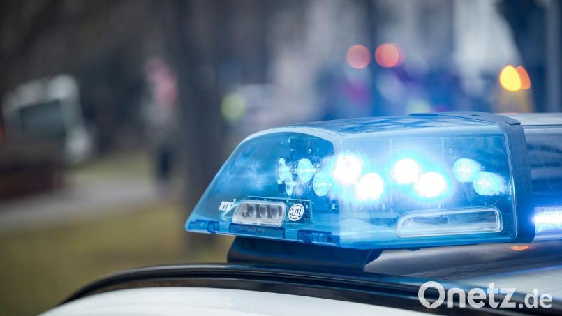 Ein Abbiegevorgang in Hahnbach führt zu einem Unfall mit zwei beteiligten Fahrzeugen. Der Schaden ist erheblich, aber es gibt keine Verletzten. Bild: Daniel Vogl/dpa