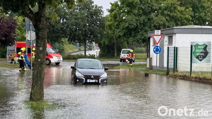Nach Starkregen Ende Juli stand der Kreisverkehr zwischen Medifit und dem Sportgelände des ASV Haselmühl in Kümmersbruck bis zu 30 Zentimeter unter Wasser. Bild: Hubert Blödt