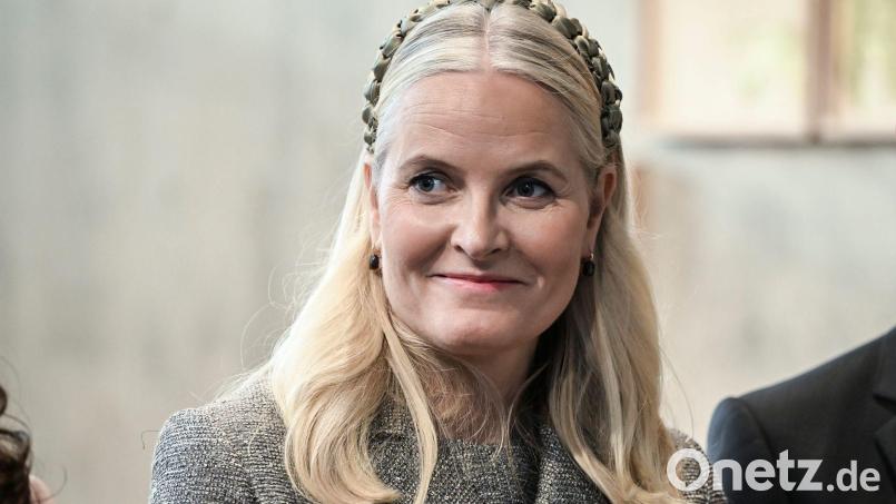 Norwegens Kronprinzessin Mette-Marit muss aus gesundheitlichen Gründen häufiger etwas kürzertreten. (Archivbild) Bild: Jens Kalaene/dpa