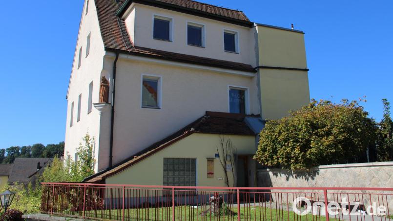 Zwei Stockwerke mit je drei Einzelzimmern für Demenzpatienten und je einem Gemeinschaftsbad sowie Gemeinschaftsräume im Erdgeschoss, sehen die Überlegungen für eine Demenzwohngruppe im alten Pfarrhof in Neustadt/WN vor. Bild: prh
