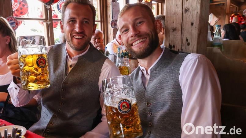 Die Bayern auf dem Oktoberfest: Hier stoßen Harry Kane (l) und Konrad Laimer an. Bild: Alexandra Beier/FC Bayern München/dpa