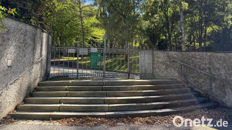 Auf dem Waldfriedhof in Raigering soll es künftig einen barrierearmen Eingang geben. Die marode Treppe soll zurückgebaut werden. Der neue Zugang erfolgt seitlich davon ebenerdig über einen Mauerdurchbruch. Bild: Petra Hartl