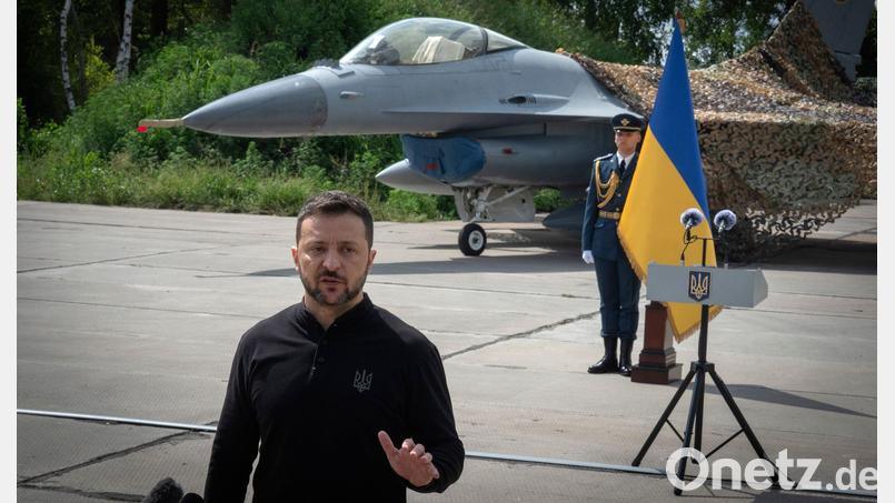 Der ukrainische Präsident Wolodymyr Selenskyj hat Waffenexporte zur Finanzierung der eigenen Rüstungsindustrie angekündigt. (Archivbild) Bild: Efrem Lukatsky/AP/dpa