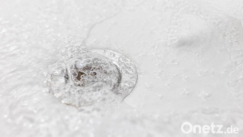Im Gemeinderat von Niedermurach ging es auch um die Neukalkulation der Wasser- und Abwassergebühren. Symbolbild: Philipp von Ditfurth/dpa