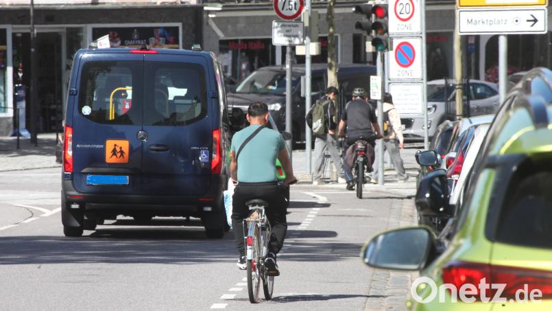 Die Radfahrer bewegen sich in der Schwandorfer Innenstadt weitgehend im Mischverkehr. Eigene Fahrradstraßen gibt es nicht. Bild: Hirsch