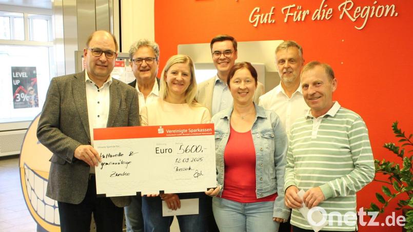 Johann Zach (links), Vorstandsmitglied der Vereinigten Sparkassen, Bürgermeister Bernhard Stangl (Zweiter von links), Michael Schelkshorn (Vierter von links), Filialdirektor der Sparkasse Pressath und Kundenberater Hans Püttner (Zweiter von rechts), bei der Spendenübergabe. Bild: Bernhard Piegsa