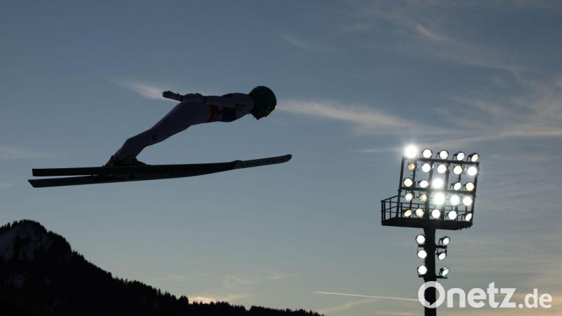 Österreichs Skispringerinnen verzichten nach dem Sturz ihrer Landsfrau Eva Pinkelnig auf den Großschanzenwettbewerb. (Archivbild) Bild: Karl-Josef Hildenbrand/dpa