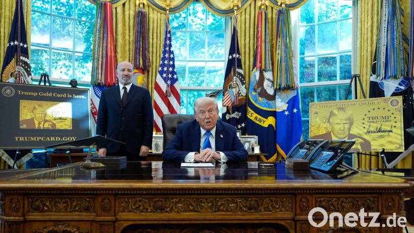 „Kauft jetzt DIE TRUMP GOLD CARD“, rät der Präsident im Stile eines Verkäufers. Bild: Alex Brandon/AP/dpa