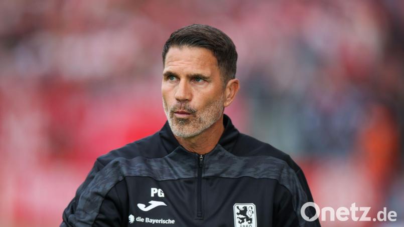 Münchens Trainer Patrick Glöckner sah eine schlechte Leistung seiner Mannschaft. (Archivbild) Bild: Christoph Reichwein/dpa