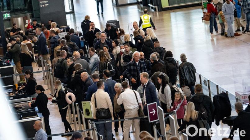 Passagiere müssen am Flughafen BER Geduld mitbringen. (Archivbild) Bild: Fabian Sommer/dpa