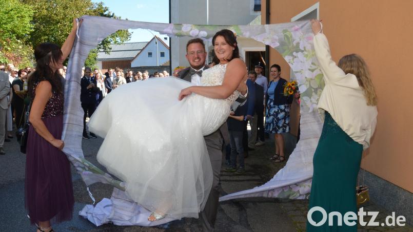 Die Hochzeit von Jasmin Höger und Christoph Kraus war nicht nur ein bewegendes Ereignis für das Brautpaar, sondern auch ein Fest der Gemeinschaft und der Liebe – ein unvergesslicher Tag in Etzgersrieth. Bild: dob