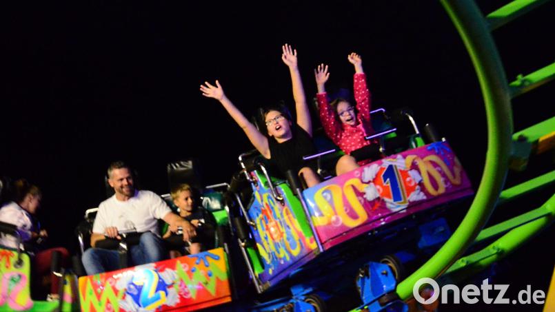 Spaß auf der Achterbahn: Noch viel mehr Fahrgeschäfte als in den letzten Jahren prägten das Bild beim Weidener Volksfest. Bild: Kunz