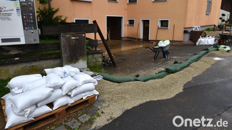 Nach einem starker Gewitterregen lief in Illschwang im vergangenen Jahr Wasser in einige Häuser – vor allem in unten gelegene Räume, was zu Feuerwehreinsätzen führte. In Zusammenarbeit mit dem Amt für Ländliche Entwicklung will die Gemeinde jetzt für einen besseren Hochwasserschutz sorgen. Bild: no