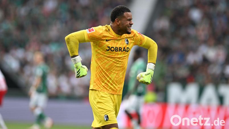 Freiburgs Torwart Noah Atubolu jubelt nach einem Bundesliga-Rekord. Bild: Carmen Jaspersen/dpa