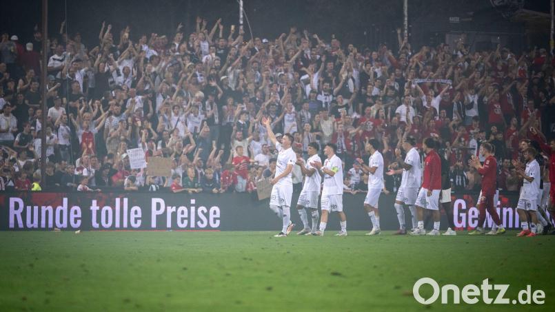 So friedlich wie hier nach dem Schlusspfiff des Spiels FC Aarau gegen Young Boys Bern ging es beim Pokalspiel nicht immer zu. Bild: Andreas Becker/KEYSTONE/dpa