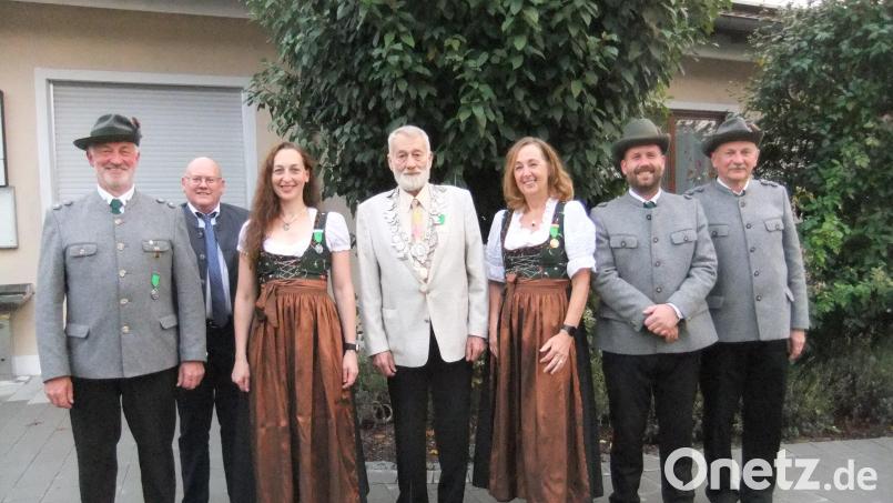 Jubilar Helmut Seibold (Mitte) feierte im Pittersberger Schützenheim seinen 80. Geburtstag mit Freunden und Offiziellen. Bild: gm