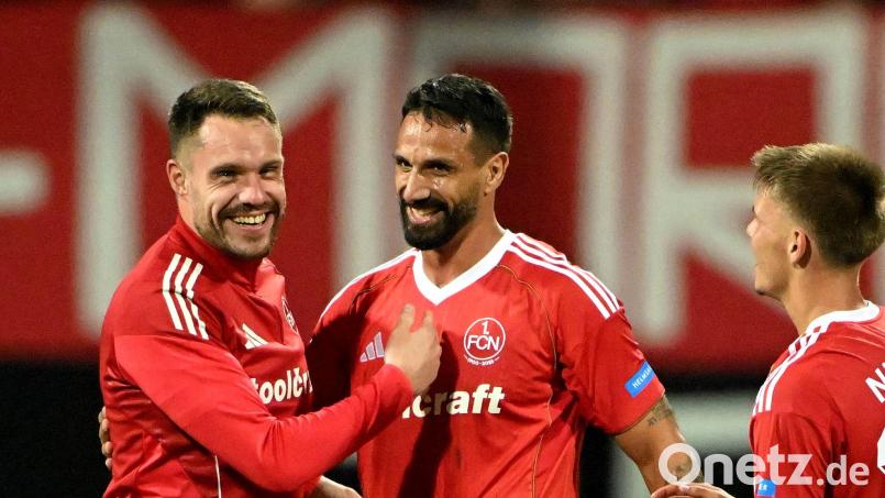 Nürnberg-Stürmer Adriano Grimaldi (Mitte) jubelt mit den Teamkollegen über seinen Treffer zum 2:1-Endstand. Bild: Jens Niering/dpa