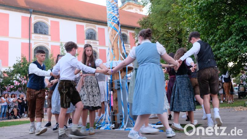 Die Landjugend bringt mit dem Austanzen rund um den Kirwabaum wieder Brauchtum ins Dorf. Bild: do