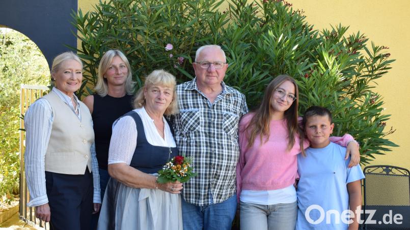 Das Ehepaar Elisabeth und Gerhard Kurz feierte Goldene Hochzeit. Die Glückwünsche der Marktgemeinde Schwarzenfeld überbrachte Zweite Bürgermeisterin Gabi Wittleben (links). Mit im Bild Tochter Marion und die beiden Enkelkinder. Bild: bnr