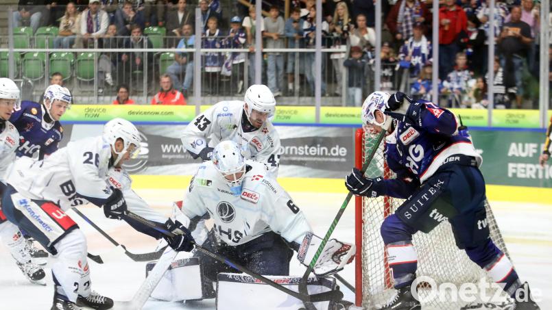 In dieser heiklen Szene hielt die Weidener Defensive um Goalie Felix Noack (Mitte) den eigenen Kasten gegen die Ravensburg Towerstars sauber. Bild: Kim Enderle