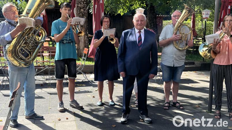 Eine Delegation der Hahnbacher Marktbläser spielte Erich Kelsch (Mitte) zu seinem 80. Geburtstag ein fröhliches Ständchen. Bild: mma