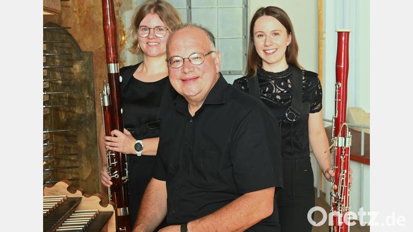 Mit den Fagottistinnen Janina Täschner (links) und Paulina Stebel endete die diesjährige Amberger Orgelmusik in der Schulkirche. An der Orgel der Mitinitiator der Konzerte, Bernhard Müllers Bild: gf