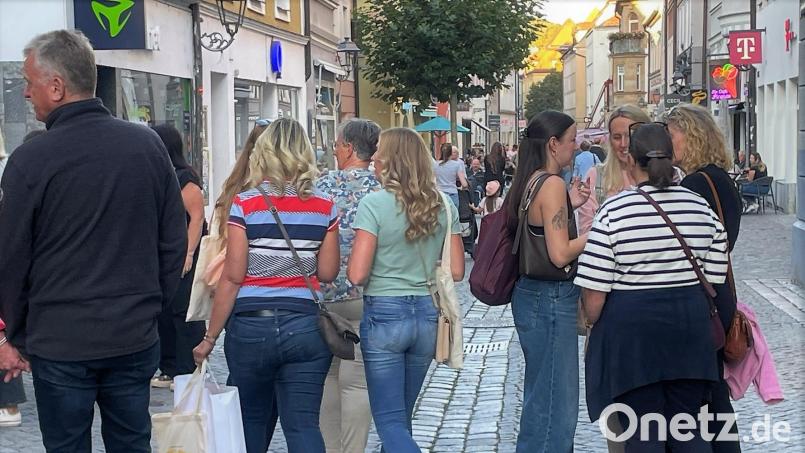 Ob mit oder ohne Einkaufstasche: Viele Besucherinnen und Besucher waren bei der diesjährigen &quot;Ladies Night&quot; in der Fußgängerzone unterwegs, um die Vorteile dieser Aktion zu genießen. Bild: Susanne Schwab
