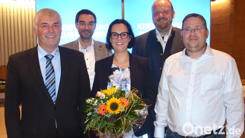 Miriam Hanebuth zeigt sich motiviert und überzeugt, dass sie mit den beiden Ortsverbände Püchersreuth (Josef Beck, links) und Wurz (Manfred Wolfrath, rechts) an ihrer Seite sowie Landrat Andreas Meier und Landtagsabgeordneten Stephan Oetzinger (hinten von rechts) im Rücken als Bürgermeisterin viel für die Püchersreuth leisten kann. Bild: fz
