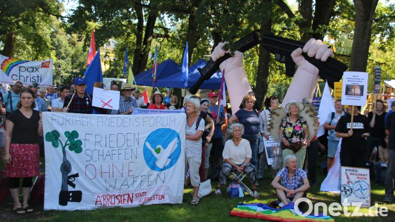 250 Menschen demonstrierten am Wochenende friedlich im Stadtpark von Grafenwöhr gegen eine mögliche Stationierung von Mittelstreckenraketen im Truppenübungsplatz. Bild: sne