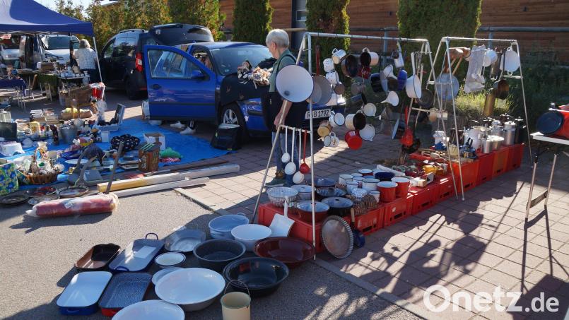Auch eine komplette Küchenausstattung aus Emaille gab es beim Flohmarkt. Bild: wel