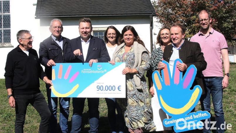 Dank der Deutschen Fernsehlotterie ist die Fortsetzung des Quartierprojektes im Steinwald für die kommenden beiden Jahre gesichert. Im Bild (von links): Oskar Schuster, Bürgermeister von Friedenfels; Werner Prucker, Bürgermeister der Gemeinde Reuth; Stephan Masch, Repräsentant der Deutschen Fernsehlotterie; Annika Kraus, Kämmerin der Gemeinde Krummennaab; Sarah Gallitzendörfer, Quartiersmanagerin; Eveline Dal, Pflegelotsin; Diakon Karl Rühl, Vorstand des Diakonisches Werk Oberpfalz Mitte-Nord und Pfarrer Manuel Sauer bei der Übergabe des symbolischen Schecks. Bild: wro