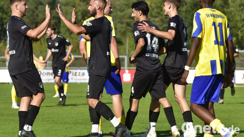 Die Schwarzenfelder Spieler feiern eines ihrer vier Tore: Gegen den bis dato ungeschlagenen SV Wenzenbach gelang ein 4:1-Heimsieg. Bild: ham