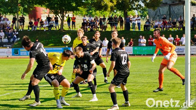 Brenzlige Szene vor dem Tor des FC Amberg, aber die Hahnbacher Spieler verpassen die Chance. Bild: ref