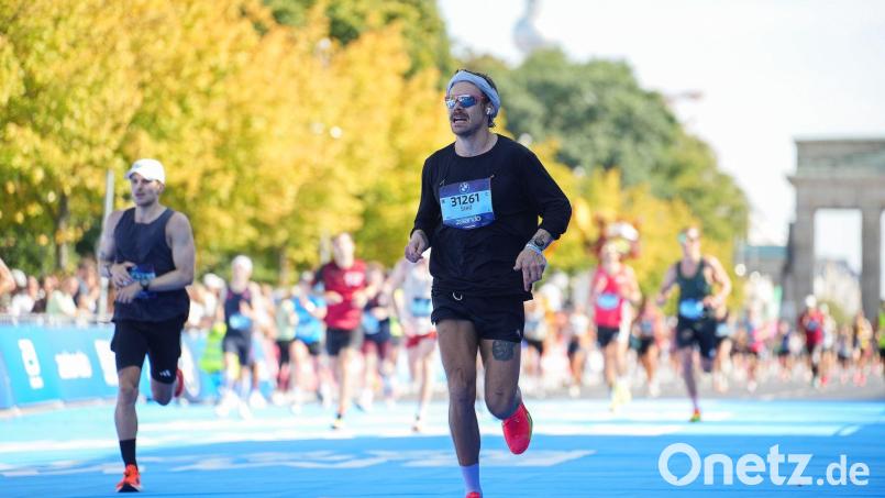 Der britische Sänger und Schauspieler Harry Styles (r) startete unter falschem Namen beim Berlin-Marathon. Bild: Sportograf/SCC Events/dpa