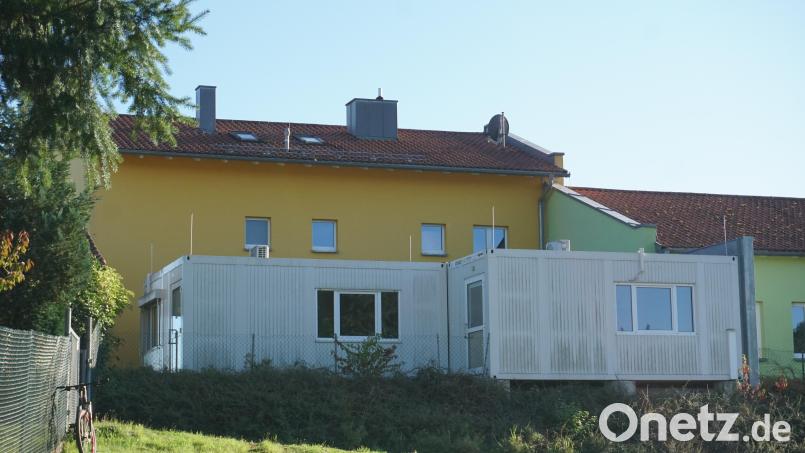 Derzeit dominiert das Kinderhaus in Högling in der Gemeinde Fensterbach noch die Containerlösung als Erweiterung. Das soll sich jetzt aber ändern. Bild: nib