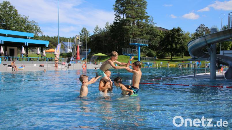 Die Kinder mussten lange auf die Öffnung warten: Auch im September nutzten sie das Waldbad noch voll aus. Bild: sne