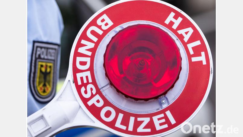 Zwei Menschen, gegen die Haftbefehle vorlagen, wurden von der Grenzpolizei kontrolliert. Symbolbild: Michael.Fluegel