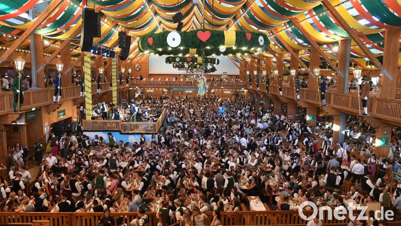 Einige Bayern-Profis und auch Coach Kompany haben sich bereits auf dem Oktoberfest umgesehen. Bild: Felix Hörhager/dpa