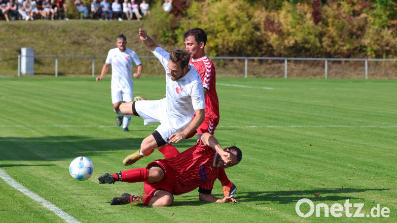 Auch wenn der Neusorger Carsten Söllner (unten) in dieser Szene Ondrej Struzka noch halbwegs legal stoppen kann, triumphierte der FC Dießfurt im Top-Spiel der Kreisklasse West. Bild: Dieter Jäschke