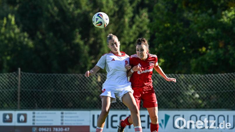 Im zweiten Heimspiel der Saison unterliegt der TSV Theuern um Kapitänin Lena Götz (rechts) der Bundesliga-Reserve des Clubs mit 1:2. Bild: Loeffler, Jonas