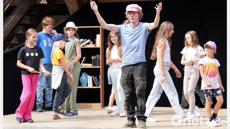 Regisseur Manuel Knoll bei den Proben des vergangenen Stücks „Das Geheimnis des verbotenen Westflügels“. Bild: Florian Wein