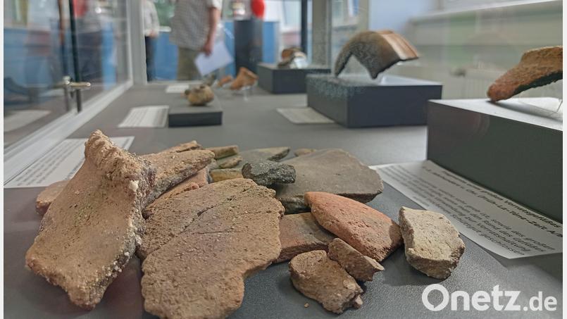 Oft sind es Keramikscherben, die bei den archäologischen Grabungen entlang des Süd-Ost-Links zum Vorschein kommen. Im Erdkabel-Informationszentrum in Weiden können sich Besucher informieren. Bild: Hladik