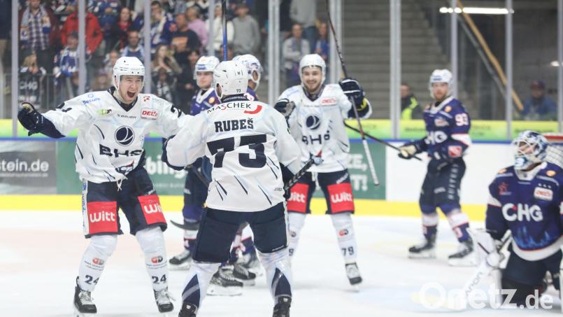 Paul Vinzens (links) weiß, bei wem er sich zu bedanken hat. Nach Zuspiel von Kapitän Tomas Rubes markierte der Youngster am Sonntagabend in Ravensburg sein erstes DEL2-Tor – ausgerechnet an seinem Geburtstag. Bild: Kim Enderle
