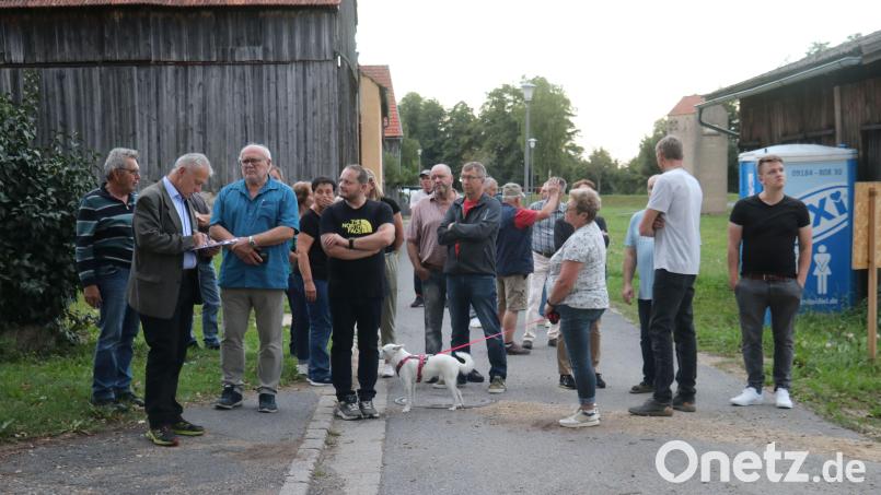 In der Ortschaft Sigl war das Interesse am „Ratsch`n und Hatsch`n“ besonders groß. Bürgermeisterkandidat Thorsten Grädler (Zweiter von links) nahm sich ausreichend Zeit, um auf alle 
Anliegen und Fragen einzugehen. Bild: Angela Ertl