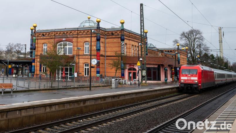 Warum die Oberleitung in Uelzen kaputt gegangen ist, war zunächst unklar. Ein umgefallener Baum soll es nicht gewesen sein, sagte eine Bahnsprecherin. Bild: Philipp Schulze/dpa