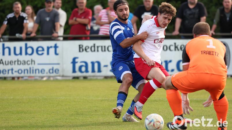Der Auerbacher Burak Isci (links) kommt an Christopher Fleischmann und Torwart Rene Wächter von der SpVgg Trabitz nicht vorbei. Der SV 08 Auerbach gewann das Kreisliga-Spitzenspiel mit 3:0 und übernahm die Tabellenführung. Bild: Dieter Jäschke