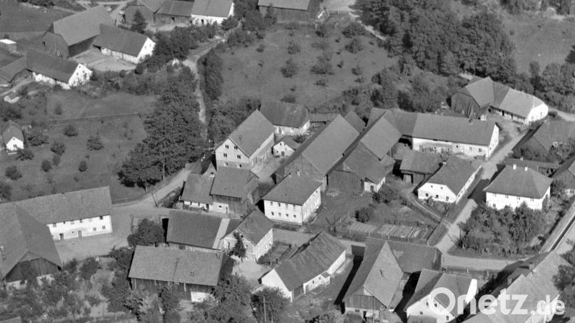 Auf der Luftbildaufnahme ist das Geburtshaus von Adam Scherr, im Dorfverbund mit Muschenried zu sehen. Archivbild: Nostalgie-Luftbildarchiv Erlen Hillerich  © www.luftbildarchiv.com/Markt Winklarn